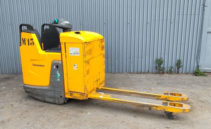 Used material handling equipment Jungheinrich ERE225 1400mm/ 465ah/ 4pc in stock &mdash; Booster Lift
