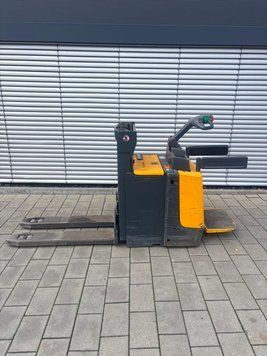 Used material handling equipment Jungheinrich ERD 220 --> Batterie aus 2019! &mdash; Booster Lift