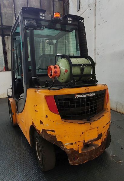 Použit&aacute; manipulačn&aacute; technika Jungheinrich TFG435s &mdash; Booster Lift