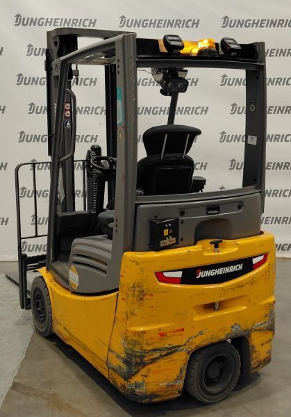 Použit&aacute; manipulačn&aacute; technika Jungheinrich EFG 215 Li-Lion &mdash; Booster Lift