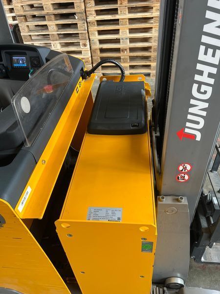 Použit&aacute; manipulačn&aacute; technika Jungheinrich ETV 214 Li-ion &mdash; Booster Lift