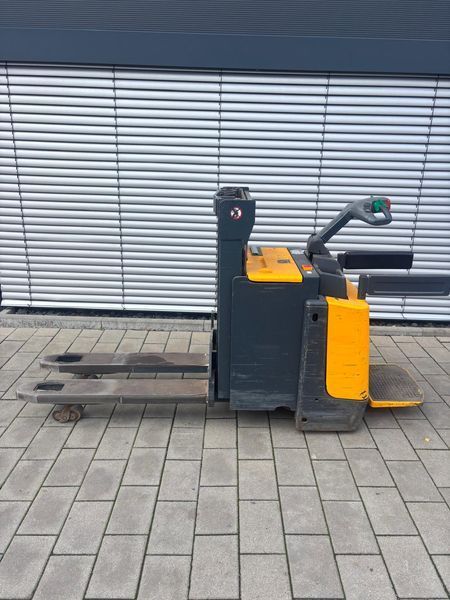 Used material handling equipment Jungheinrich ERD 220 --> Batterie aus 2019! &mdash; Booster Lift