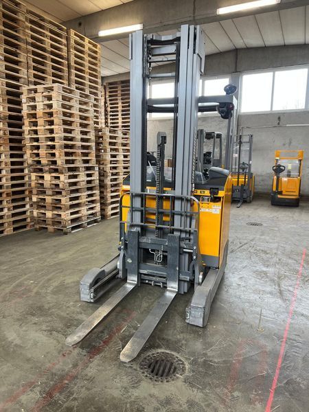Použit&aacute; manipulačn&aacute; technika Jungheinrich ETV 214 Li-ion &mdash; Booster Lift