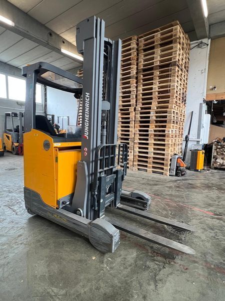 Použit&aacute; manipulačn&aacute; technika Jungheinrich ETV 214 Li-ion &mdash; Booster Lift