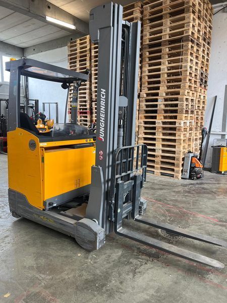 Použit&aacute; manipulačn&aacute; technika Jungheinrich ETV 214 Li-ion &mdash; Booster Lift