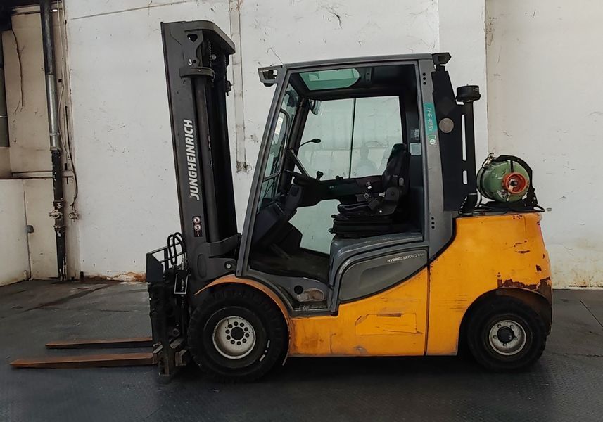 Použit&aacute; manipulačn&aacute; technika Jungheinrich TFG435s &mdash; Booster Lift