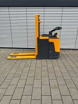 Used material handling equipment Jungheinrich ERD 220 KLPF &mdash; Booster Lift