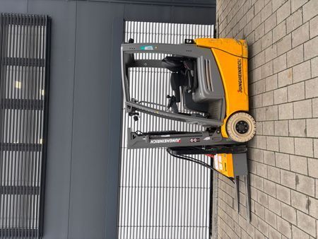 Used material handling equipment Jungheinrich EFG 215 &mdash; Booster Lift