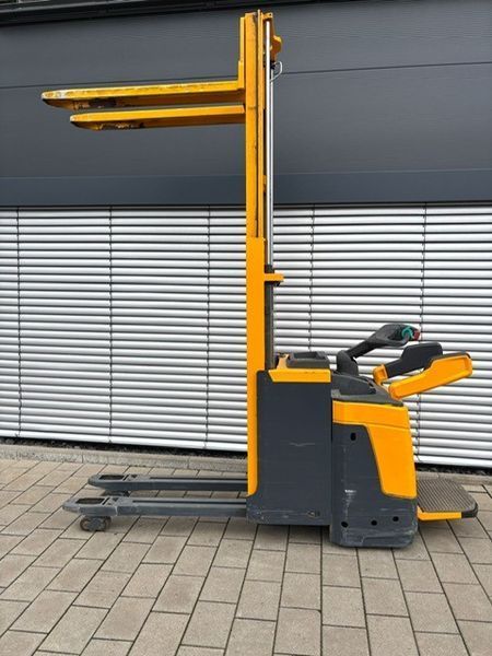 Used material handling equipment Jungheinrich ERD 220 KLPF &mdash; Booster Lift
