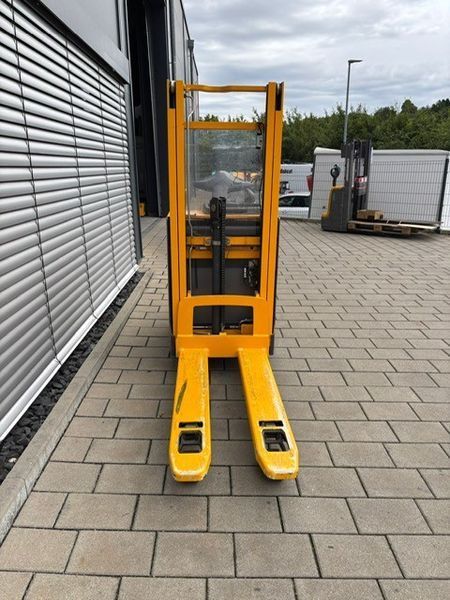 Used material handling equipment Jungheinrich ERD 220 KLPF &mdash; Booster Lift