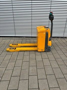 Použit&aacute; manipulačn&aacute; technika Jungheinrich EJE 116 (Batterie aus 2021) &mdash; Booster Lift