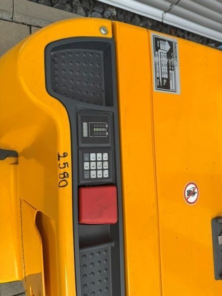 Used material handling equipment Jungheinrich EJC 216z &mdash; Booster Lift