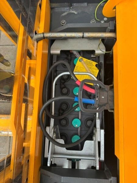 Used material handling equipment Jungheinrich EJC 216z &mdash; Booster Lift