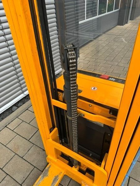 Used material handling equipment Jungheinrich EJC 216z &mdash; Booster Lift