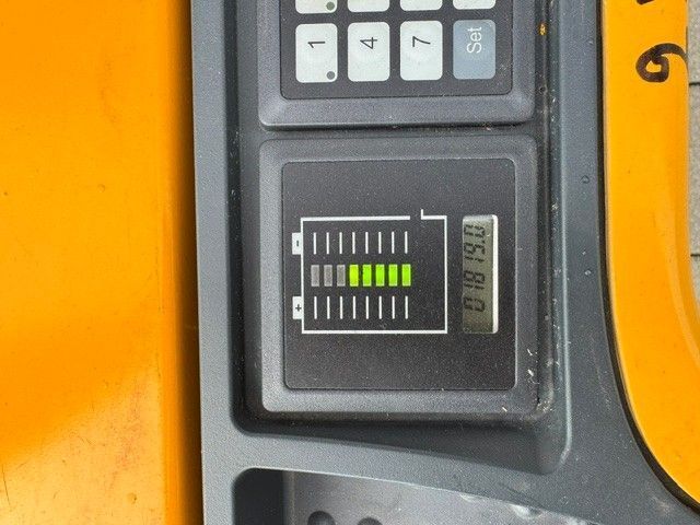 Used material handling equipment Jungheinrich EJC 216z &mdash; Booster Lift