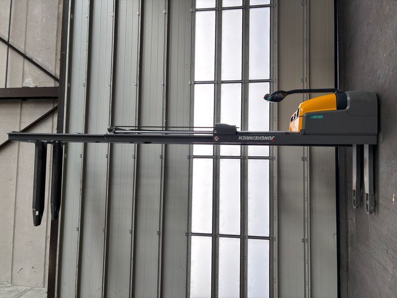 Použit&aacute; manipulačn&aacute; technika Jungheinrich EJC 110 &mdash; Booster Lift