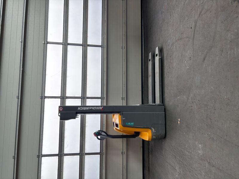 Použit&aacute; manipulačn&aacute; technika Jungheinrich EJC 110 &mdash; Booster Lift