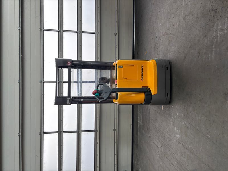 Použit&aacute; manipulačn&aacute; technika Jungheinrich EJC 110 &mdash; Booster Lift