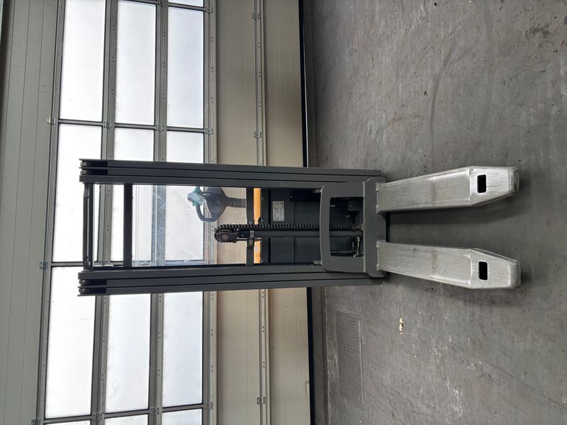 Použit&aacute; manipulačn&aacute; technika Jungheinrich EJC 110 &mdash; Booster Lift