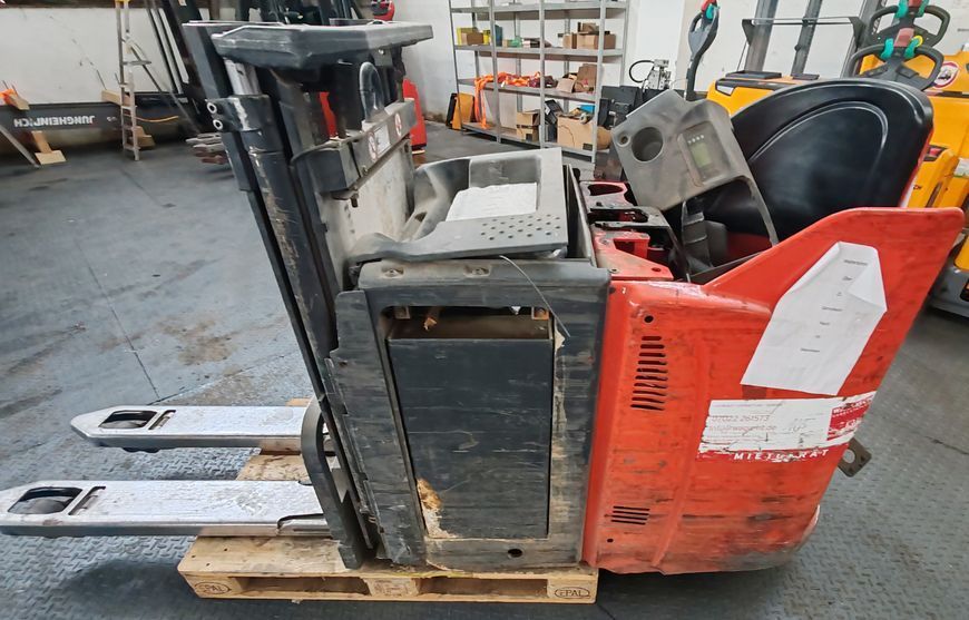 Použit&aacute; manipulačn&aacute; technika Linde L12LHP DEFECT &mdash; Booster Lift