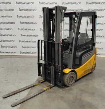 Použit&aacute; manipulačn&aacute; technika Jungheinrich EFG 215 &mdash; Booster Lift