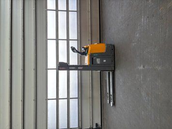 Used material handling equipment Jungheinrich ERC 216z &mdash; Booster Lift