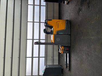 Used material handling equipment Jungheinrich ERD 220 Li-ion &mdash; Booster Lift