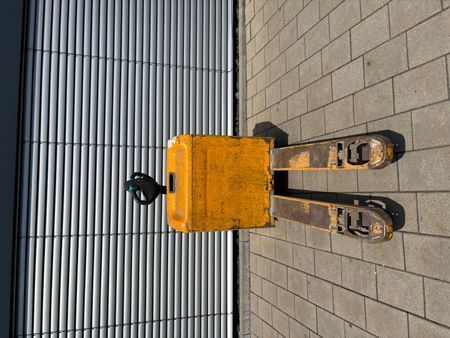 Used material handling equipment Jungheinrich EJE 222 &mdash; Booster Lift
