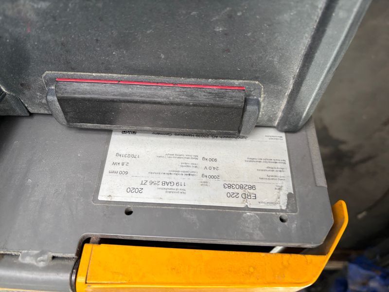 Used material handling equipment Jungheinrich ERD 220 Li-ion &mdash; Booster Lift