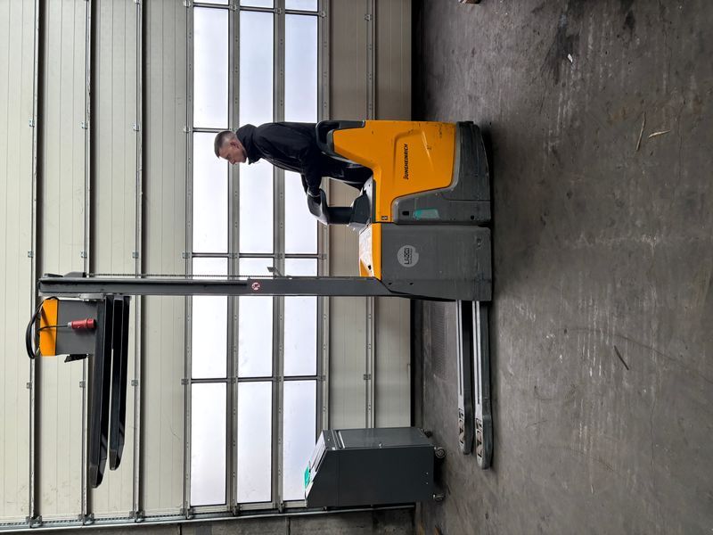 Used material handling equipment Jungheinrich ERD 220 Li-ion &mdash; Booster Lift