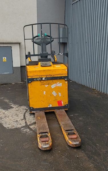 Used material handling equipment Jungheinrich ERE225 &mdash; Booster Lift