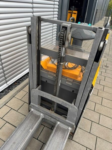Použit&aacute; manipulačn&aacute; technika Jungheinrich ERD 220 Lithium &mdash; Booster Lift