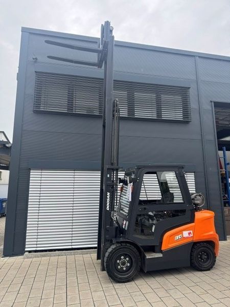 Použit&aacute; manipulačn&aacute; technika Doosan G30NXP &mdash; Booster Lift
