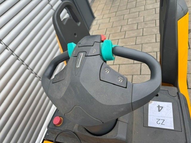 Použit&aacute; manipulačn&aacute; technika Jungheinrich ERD 220 Lithium &mdash; Booster Lift