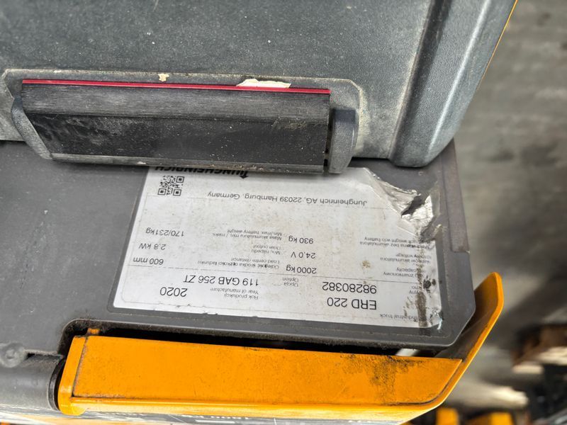 Used material handling equipment Jungheinrich ERD 220 Li-ion &mdash; Booster Lift
