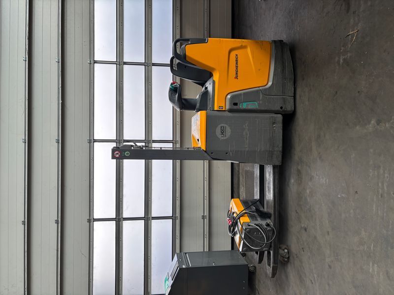 Used material handling equipment Jungheinrich ERD 220 Li-ion &mdash; Booster Lift