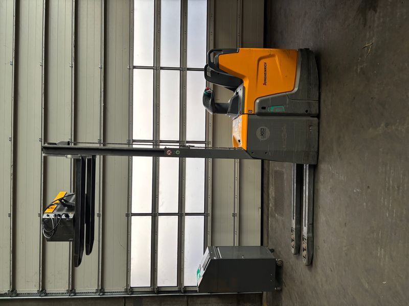 Used material handling equipment Jungheinrich ERD 220 Li-ion &mdash; Booster Lift