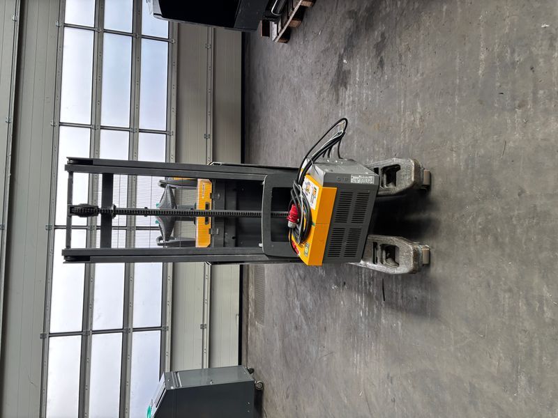 Used material handling equipment Jungheinrich ERD 220 Li-ion &mdash; Booster Lift