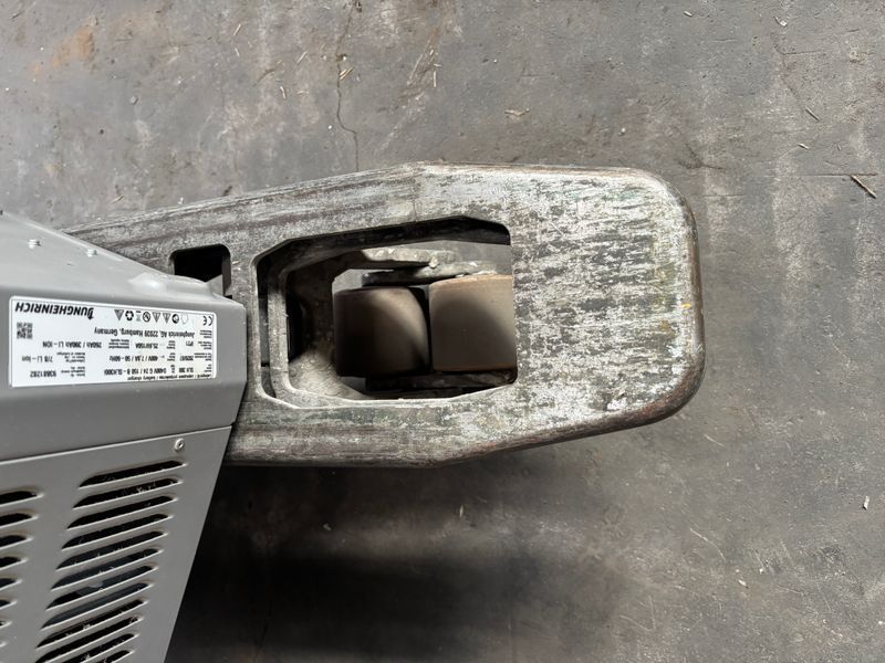 Used material handling equipment Jungheinrich ERD 220 Li-ion &mdash; Booster Lift