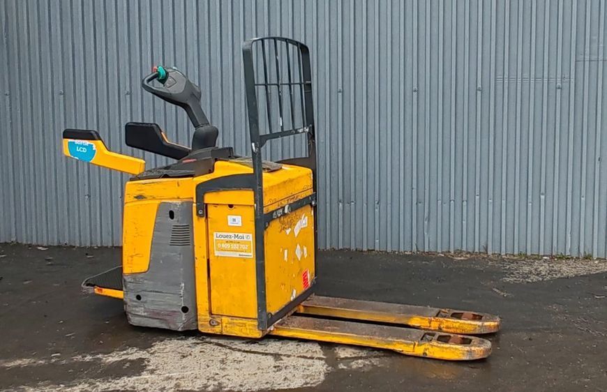 Used material handling equipment Jungheinrich ERE225 &mdash; Booster Lift