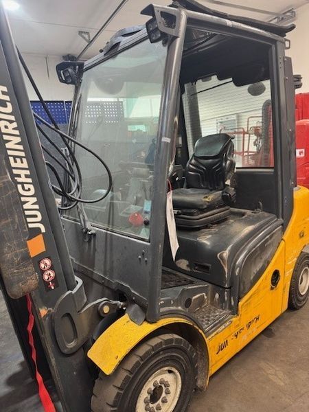 Použit&aacute; manipulačn&aacute; technika Jungheinrich DFG 425s &mdash; Booster Lift