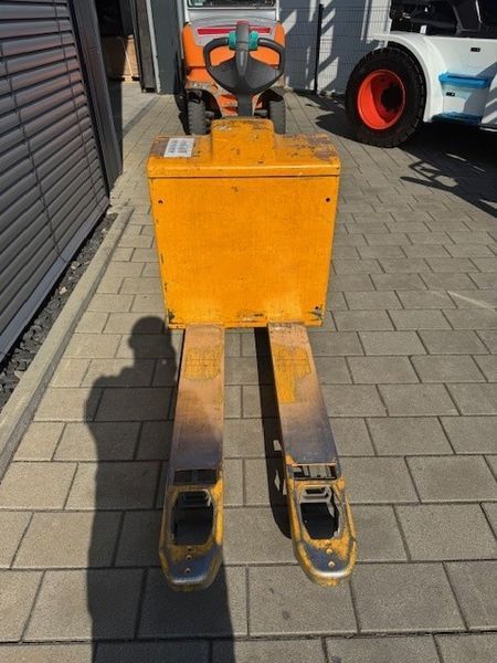 Použit&aacute; manipulačn&aacute; technika Jungheinrich EJE 220 &mdash; Booster Lift