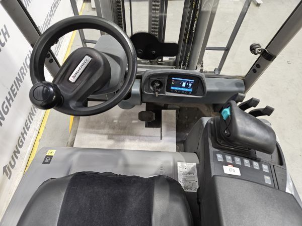 Použit&aacute; manipulačn&aacute; technika Jungheinrich EFG 215 Triplex &mdash; Booster Lift