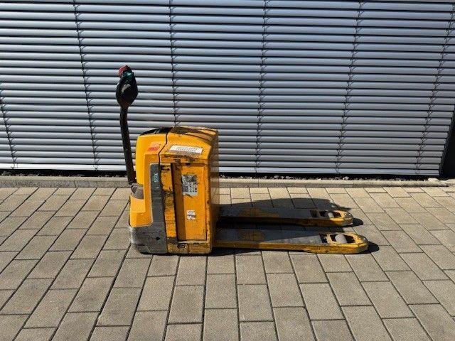 Použit&aacute; manipulačn&aacute; technika Jungheinrich EJE 220 &mdash; Booster Lift