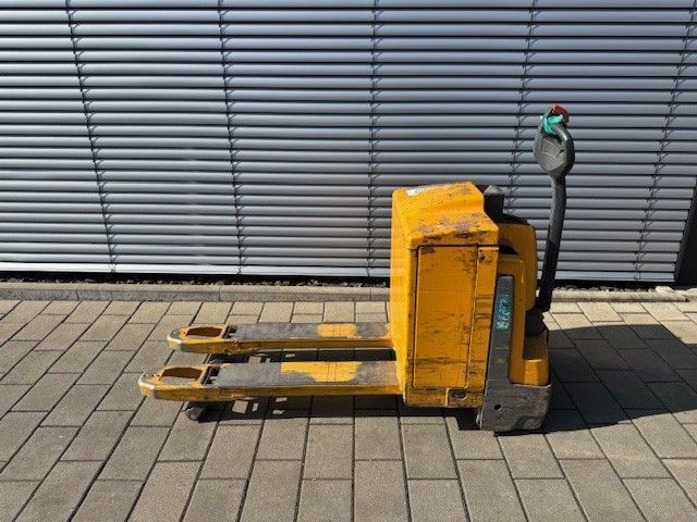 Použit&aacute; manipulačn&aacute; technika Jungheinrich EJE 220 &mdash; Booster Lift