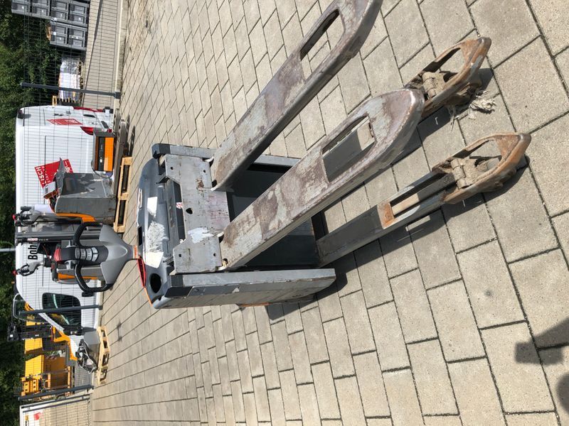 Použit&aacute; manipulačn&aacute; technika Still EXU-H 18 &mdash; Booster Lift