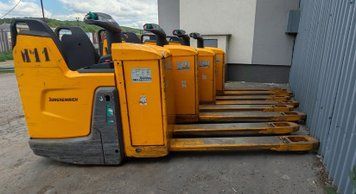 Used material handling equipment Jungheinrich ERE225 1400mm/ 465ah/ x4pc package &mdash; Booster Lift