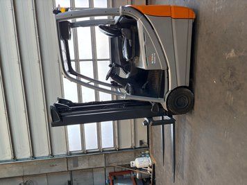 Použit&aacute; manipulačn&aacute; technika Still RX20-14C Triplex Drive-In &mdash; Booster Lift