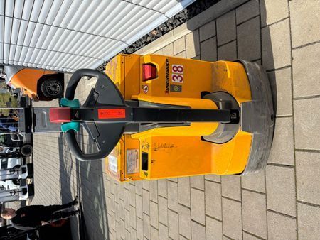 Použit&aacute; manipulačn&aacute; technika Jungheinrich EJE 120 &mdash; Booster Lift