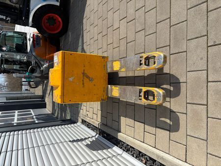 Použit&aacute; manipulačn&aacute; technika Jungheinrich EJE 120 &mdash; Booster Lift